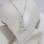 About 0.12oz S925 Sterling Silver Hypoallergenic 0.5ct 1ct 2ct Moissanite Necklace Women's Elegant Valentine's Day Mother's Day Gift With Gift Box Packaging